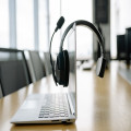 Wat betekent VoIP en waarom kan het voordelig zijn voor thuisgebruik?